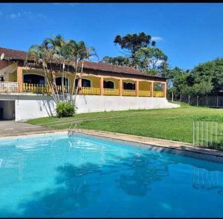 Fachada da clínica com piscina e área verde